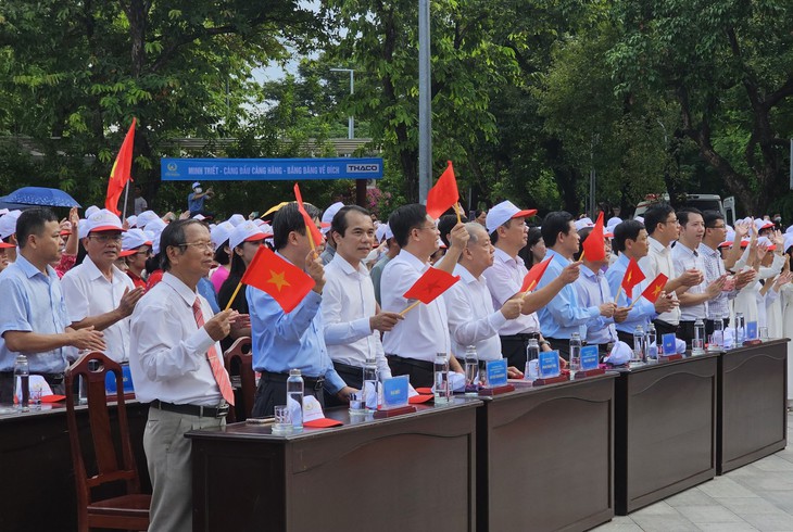 Chung kết Đường lên đỉnh Olympia 2023: Hàng nghìn người cổ vũ các nhà 'leo núi' tại điểm cầu Huế - Ảnh 2. Chung kết Đường lên đỉnh Olympia 2023: Hàng nghìn người cổ vũ các nhà 'leo núi' tại điểm cầu Huế - Ảnh 2.