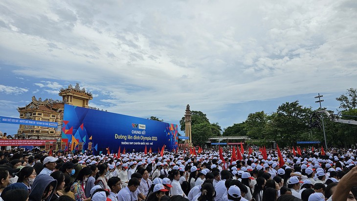 Chung kết Đường lên đỉnh Olympia 2023: Hàng nghìn người cổ vũ các nhà 'leo núi' tại điểm cầu Huế - Ảnh 1. Chung kết Đường lên đỉnh Olympia 2023: Hàng nghìn người cổ vũ các nhà 'leo núi' tại điểm cầu Huế - Ảnh 1.