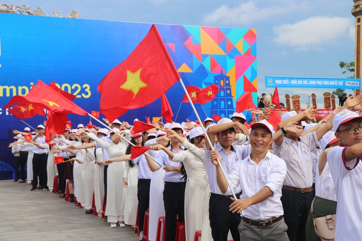 Chung kết Đường lên đỉnh Olympia 2023: Hàng nghìn người cổ vũ các nhà 'leo núi' tại điểm cầu Huế - Ảnh 5. Chung kết Đường lên đỉnh Olympia 2023: Hàng nghìn người cổ vũ các nhà 'leo núi' tại điểm cầu Huế - Ảnh 5.