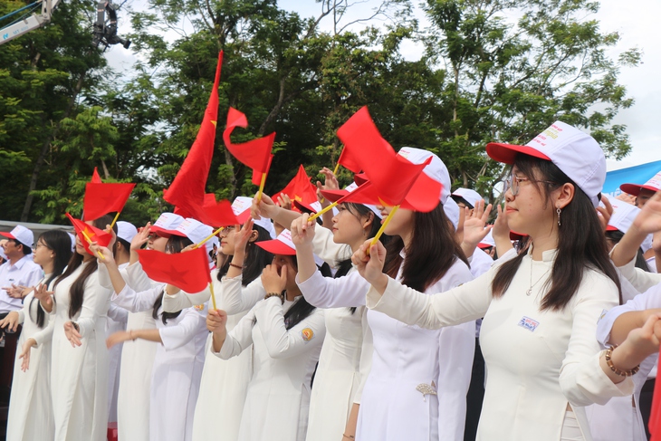 Chung kết Đường lên đỉnh Olympia 2023: Hàng nghìn người cổ vũ các nhà 'leo núi' tại điểm cầu Huế - Ảnh 7. Chung kết Đường lên đỉnh Olympia 2023: Hàng nghìn người cổ vũ các nhà 'leo núi' tại điểm cầu Huế - Ảnh 7.