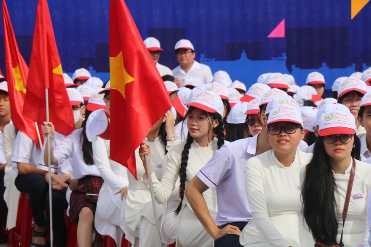Chung kết Đường lên đỉnh Olympia 2023: Hàng nghìn người cổ vũ các nhà 'leo núi' tại điểm cầu Huế - Ảnh 9. Chung kết Đường lên đỉnh Olympia 2023: Hàng nghìn người cổ vũ các nhà 'leo núi' tại điểm cầu Huế - Ảnh 9.