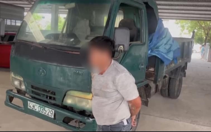 Tạm giữ tài xế lái xe tải hết hạn kiểm định tông vào xe CSGT rồi bỏ trốn