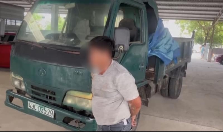 Tạm giữ tài xế xe tải hết hạn kiểm định tông vào xe CSGT rồi bỏ trốn
- Ảnh 1. Tạm giữ tài xế xe tải hết hạn kiểm định tông vào xe CSGT rồi bỏ trốn
- Ảnh 1.