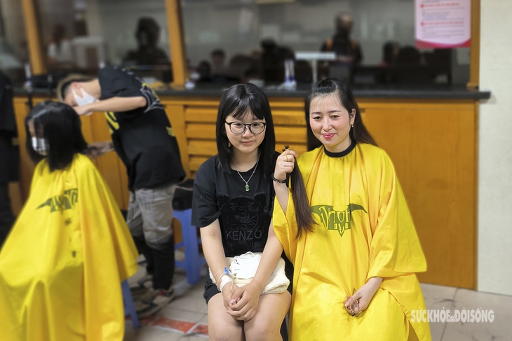 Xúc động hình ảnh người mẹ có con gái bị ung thư máu hiến tóc trong ngày đặc biệt - Ảnh 1. Xúc động hình ảnh người mẹ có con gái bị ung thư máu hiến tóc trong ngày đặc biệt - Ảnh 1.