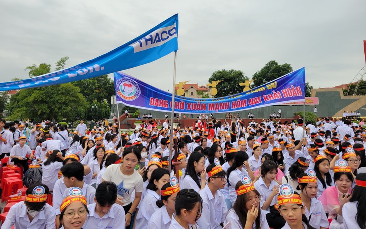Biển người đổ về Quảng trường Lam Sơn "tiếp lửa" cho thí sinh chinh phục vòng nguyệt quế Olympia