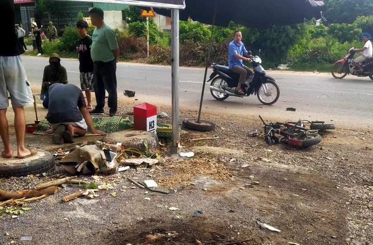Học sinh cấp 2 tử vong tại chỗ sau va chạm với xe bán tải - Ảnh 4. Học sinh cấp 2 tử vong tại chỗ sau va chạm với xe bán tải - Ảnh 4.
