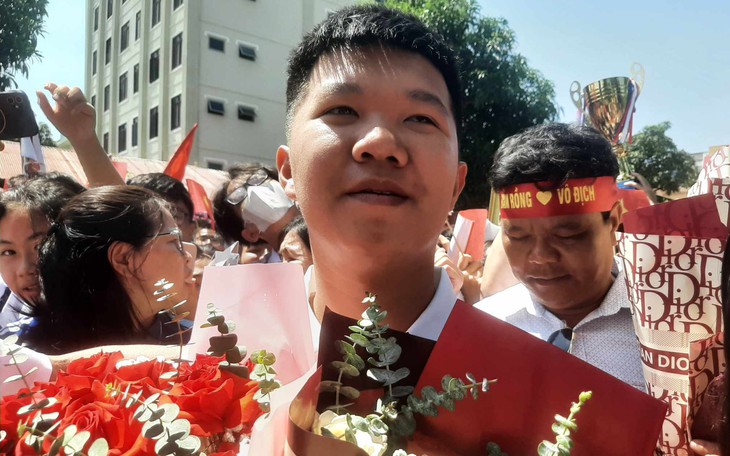 Hàng ngàn người "chen chân" đón nhà vô địch Olympia trở về