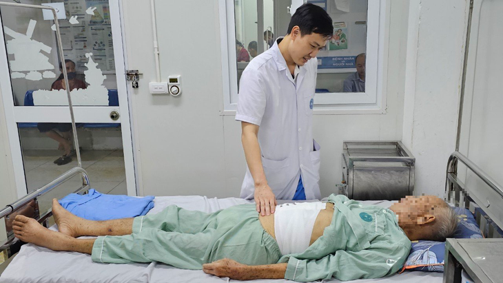 Phẫu thuật thành công thoát vị thành bụng khổng lồ hiếm gặp cho người đàn ông cao tuổi có nhiều bệnh nền - Ảnh 2. Phẫu thuật thành công thoát vị thành bụng khổng lồ hiếm gặp cho người đàn ông cao tuổi có nhiều bệnh nền - Ảnh 2.