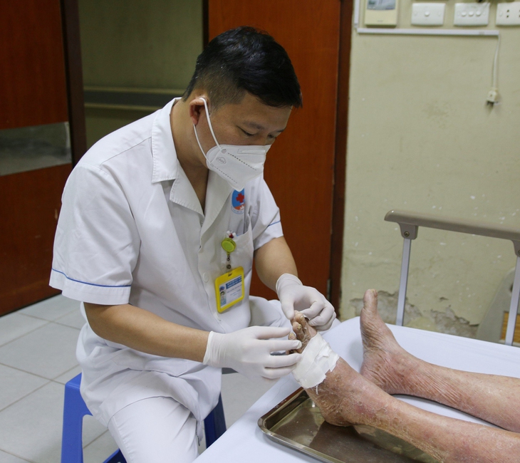Lơ là điều trị, nhiều người bị biến chứng đái tháo đường - Ảnh 3. Lơ là điều trị, nhiều người bị biến chứng đái tháo đường - Ảnh 3.