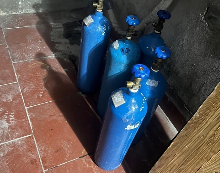  Phát hiện cơ sở kinh doanh khí cười trái phép ở TP Hạ Long - Ảnh 1.
