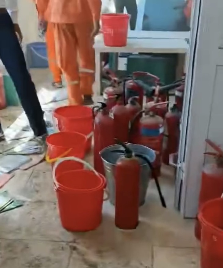 Cháy thư viện tại 1 trường Tiểu học trên địa bàn Hà Nội - Ảnh 2. Cháy thư viện tại 1 trường Tiểu học trên địa bàn Hà Nội - Ảnh 2.