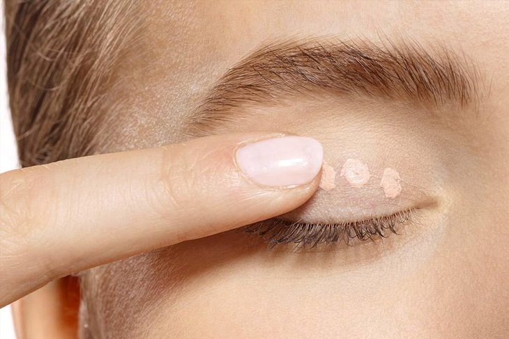 Đau mắt do trang điểm và cách xử trí - Ảnh 1.