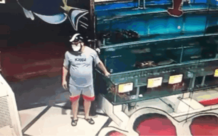 Video thanh niên trộm tôm hùm nặng 3,5kg ở Cầu Giấy, Hà Nội
