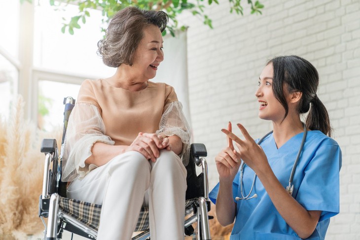 Tầm soát sớm để giảm bớt những nguy cơ biến chứng nặng của bệnh Alzheimer - Ảnh 1.