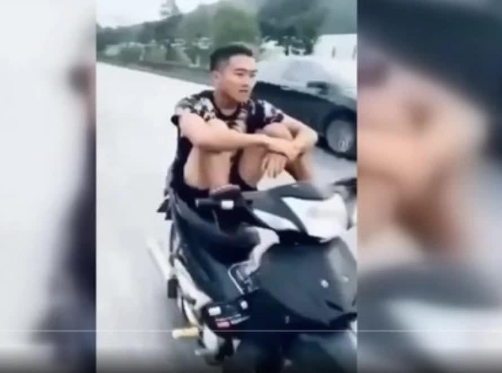 Thót tim clip 'quái xế' điều khiển xe máy bằng chân - Ảnh 2.