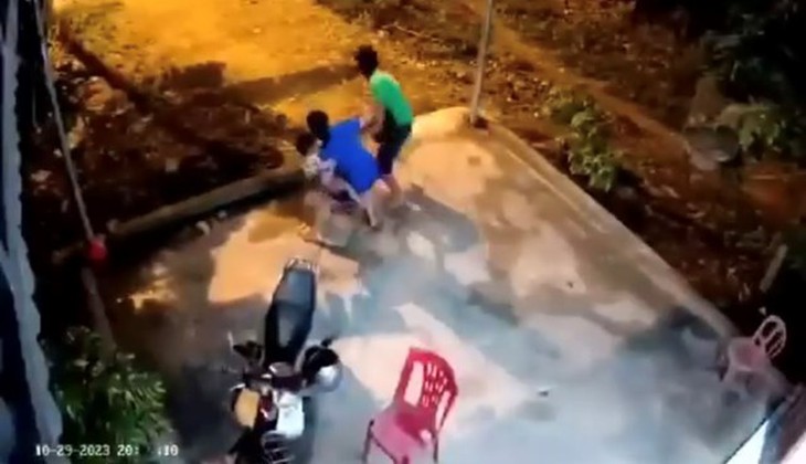 Người bố cầm chân quăng con gái khiến cháu bé gãy xương vai - Ảnh 1. Người bố cầm chân quăng con gái khiến cháu bé gãy xương vai - Ảnh 1.