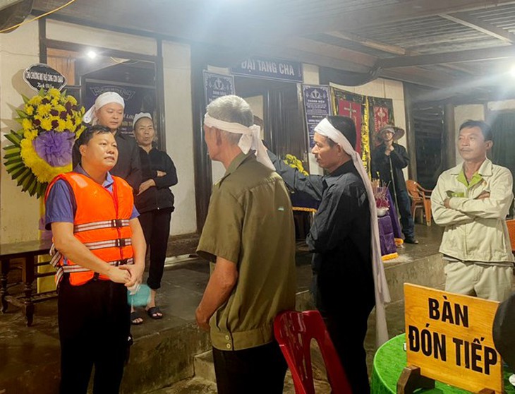Xót cảnh dùng thuyền đưa quan tài nam sinh lớp 8 'vượt lũ' ra nghĩa trang - Ảnh 4.