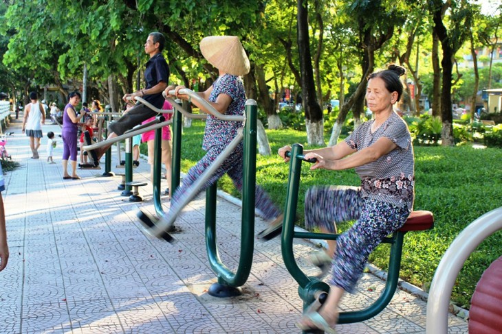 Người già có nên đi bộ vào buổi tối - Ảnh 3. Người già có nên đi bộ vào buổi tối - Ảnh 3.