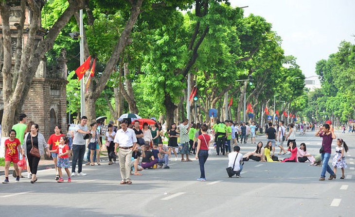 Phố đi bộ tại Hồ Gươm hút du khách vào cuối tuần.