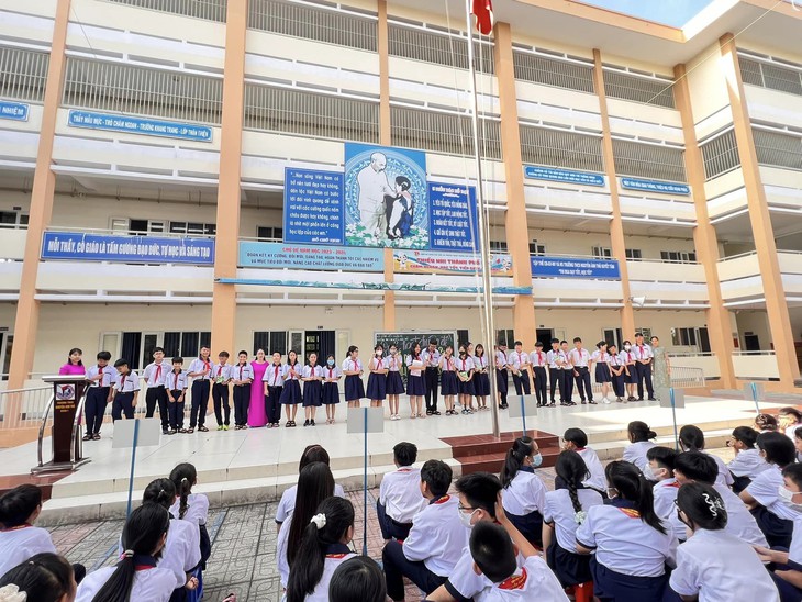 Đình chỉ học nữ sinh tố nhà trường không công bằng - Ảnh 1.
