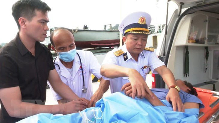 Vùng 4 Hải quân: Đưa ngư dân bị bệnh từ Trường Sa về đất liền điều trị - Ảnh 2.