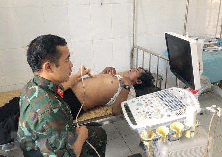 Vùng 4 Hải quân: Đưa ngư dân bị bệnh từ Trường Sa về đất liền điều trị - Ảnh 1.