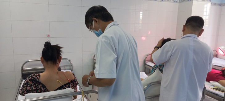 Bệnh nhân viêm gân cơ chóp xoay, bỏ qua các cơn đau, về sau sẽ bị hạn chế vận động khớp - Ảnh 3. Bệnh nhân viêm gân cơ chóp xoay, bỏ qua các cơn đau, về sau sẽ bị hạn chế vận động khớp - Ảnh 3.