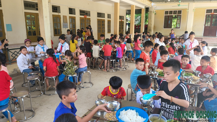 Tổ chức bữa ăn bán trú: Còn thiếu và yếu - Ảnh 2. Tổ chức bữa ăn bán trú: Còn thiếu và yếu - Ảnh 2.