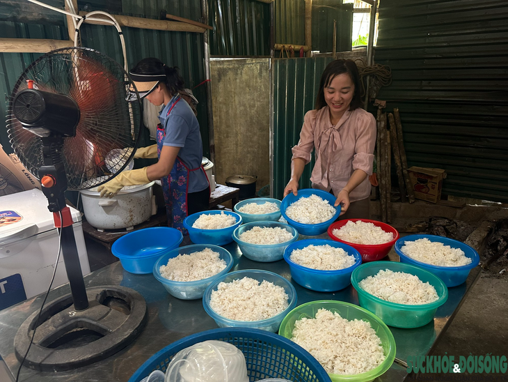 Tổ chức bữa ăn bán trú: Còn thiếu và yếu - Ảnh 3. Tổ chức bữa ăn bán trú: Còn thiếu và yếu - Ảnh 3.