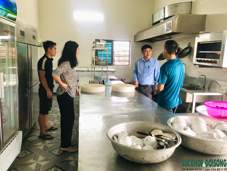 Tổ chức bữa ăn bán trú: Còn thiếu và yếu - Ảnh 4. Tổ chức bữa ăn bán trú: Còn thiếu và yếu - Ảnh 4.