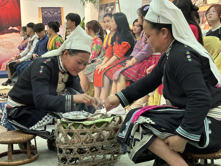 Trải nghiệm không gian 'Sáp ong - Sắc chàm' của dân tộc Mông và Dao- Ảnh 3.