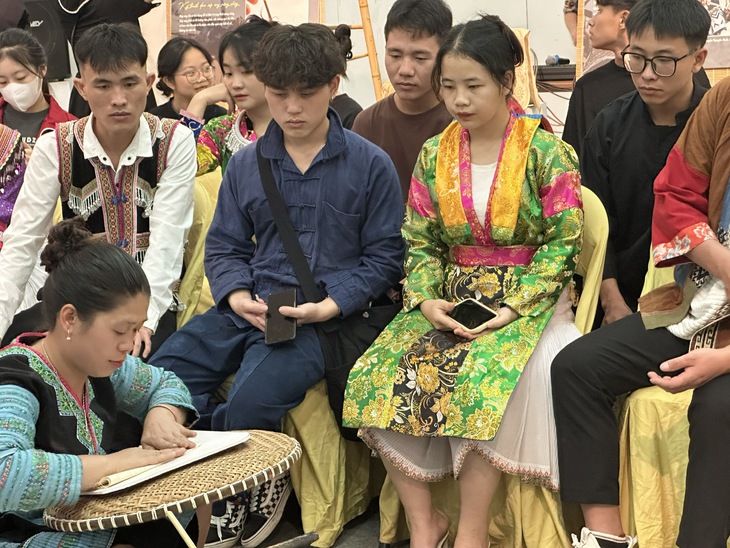Trải nghiệm không gian 'Sáp ong - Sắc chàm' của dân tộc Mông và Dao- Ảnh 4.