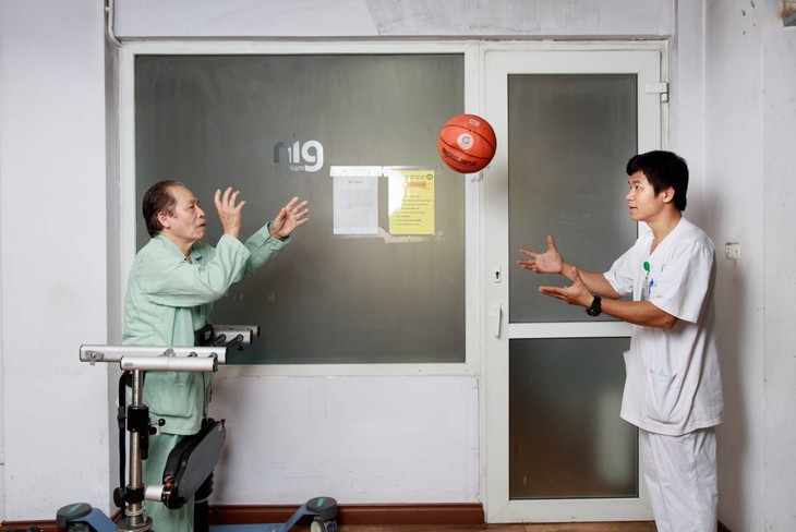 Nhiều người cao tuổi ở Việt Nam 'gánh' đến 7 bệnh phối hợp- Ảnh 2. Nhiều người cao tuổi ở Việt Nam 'gánh' đến 7 bệnh phối hợp- Ảnh 2.