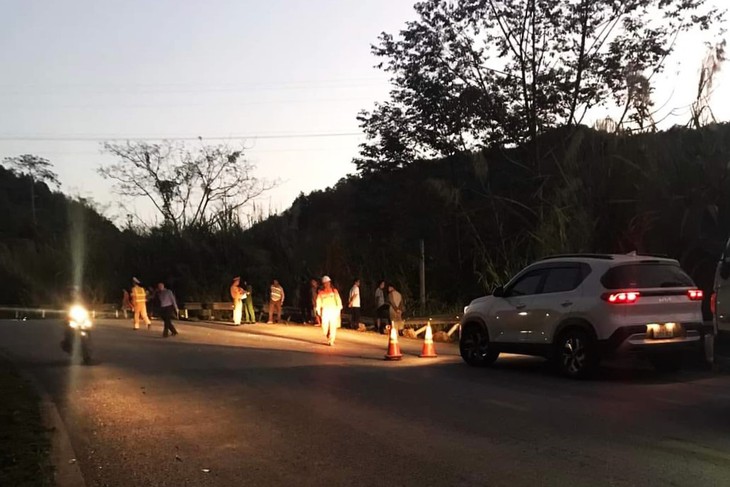 Xe bồn lao xuống vách núi khiến 2 người thương vong - Ảnh 4. Xe bồn lao xuống vách núi khiến 2 người thương vong - Ảnh 4.