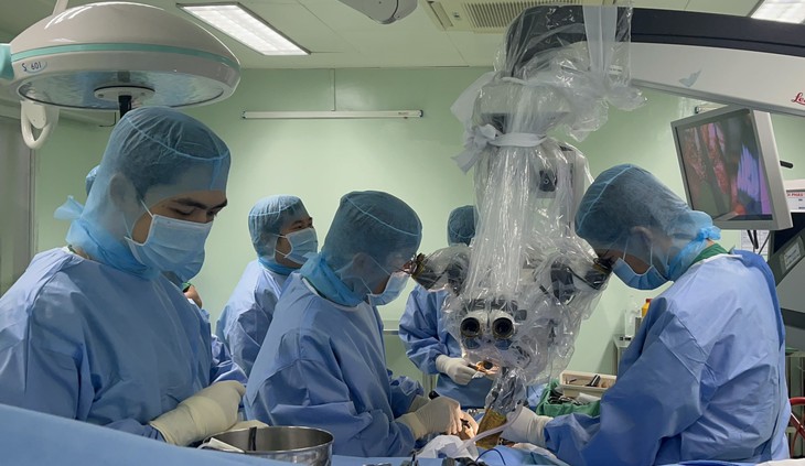Chuyên gia nước ngoài chuyển giao kỹ thuật phẫu thuật cột sống - Ảnh 1. Chuyên gia nước ngoài chuyển giao kỹ thuật phẫu thuật cột sống - Ảnh 1.