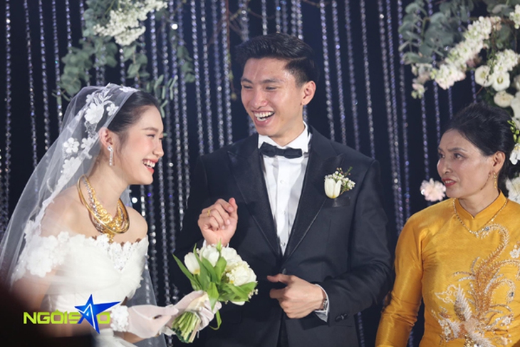 Đám cưới Đoàn Văn Hậu ở Thái Bình: Chú rể, cô dâu mướt mải mồ hồ giữa trời tháng 11- Ảnh 4.
