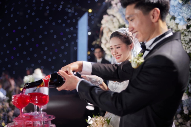 Đám cưới Đoàn Văn Hậu ở Thái Bình: Chú rể, cô dâu mướt mải mồ hồ giữa trời tháng 11- Ảnh 8.