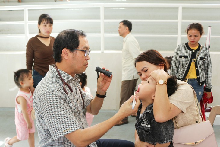 Khám bệnh, cấp phát thuốc miễn phí cho 500 trẻ em vùng cao- Ảnh 1.