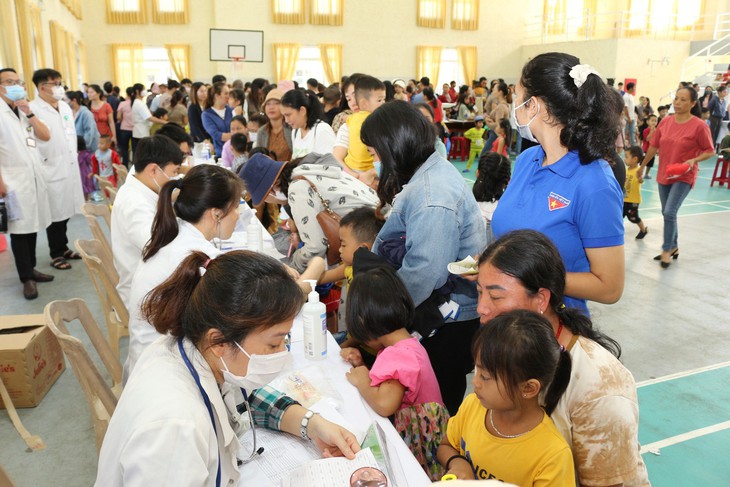 Khám bệnh, cấp phát thuốc miễn phí cho 500 trẻ em vùng cao- Ảnh 2.