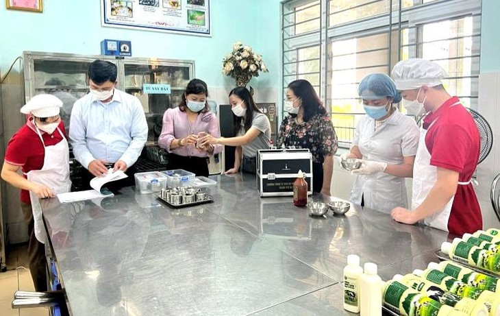 Hà Nội lập hơn 900 đoàn thanh, kiểm tra an toàn thực phẩm, phát hiện 10.240 cơ sở vi phạm
- Ảnh 1.