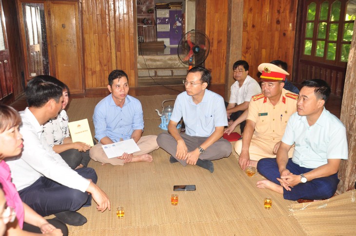 Thăm hỏi gia đình ở Yên Bái có 3 người tử vong do tai nạn giao thông- Ảnh 2. Thăm hỏi gia đình ở Yên Bái có 3 người tử vong do tai nạn giao thông- Ảnh 2.