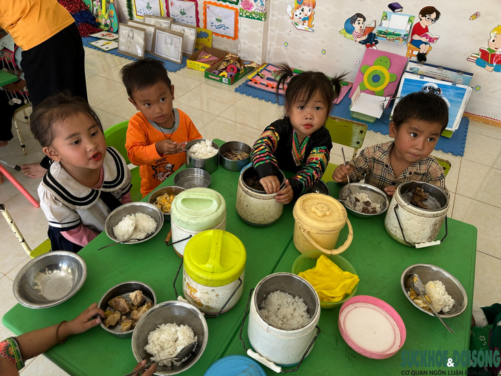 Góp phần giảm tỷ lệ suy dinh dưỡng thấp còi cho trẻ mầm non miền núi- Ảnh 4. Góp phần giảm tỷ lệ suy dinh dưỡng thấp còi cho trẻ mầm non miền núi- Ảnh 4.