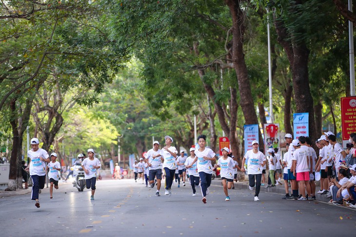 Hàng nghìn thầy cô, phụ huynh và học sinh xuống đường chạy Vì tầm vóc Việt- Ảnh 2. Hàng nghìn thầy cô, phụ huynh và học sinh xuống đường chạy Vì tầm vóc Việt- Ảnh 2.