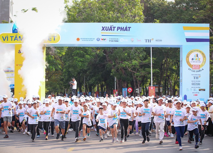 Hàng nghìn thầy cô, phụ huynh và học sinh xuống đường chạy Vì tầm vóc Việt- Ảnh 1. Hàng nghìn thầy cô, phụ huynh và học sinh xuống đường chạy Vì tầm vóc Việt- Ảnh 1.