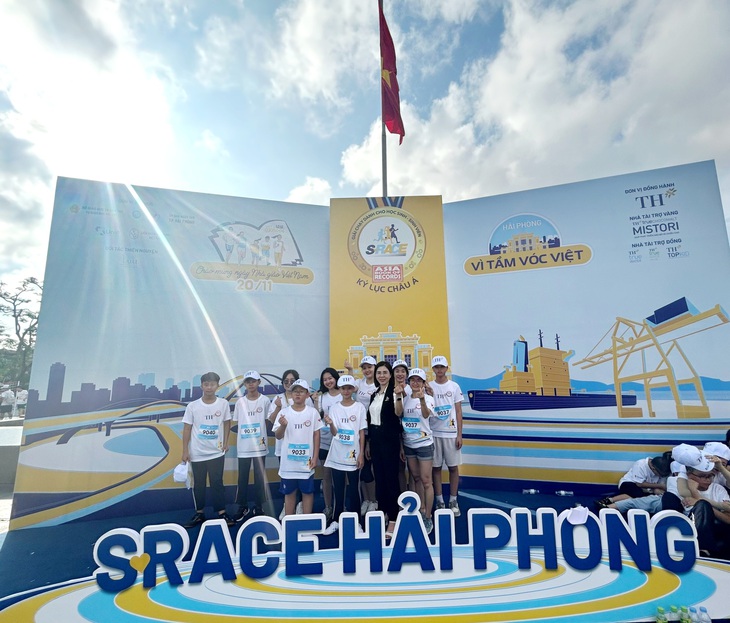 Hàng nghìn thầy cô, phụ huynh và học sinh xuống đường chạy Vì tầm vóc Việt- Ảnh 3. Hàng nghìn thầy cô, phụ huynh và học sinh xuống đường chạy Vì tầm vóc Việt- Ảnh 3.