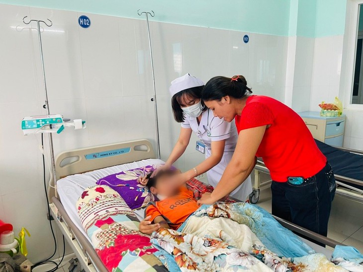 Cứu sống bệnh nhi bị sốc sốt xuất huyết và viêm phúc mạc ruột thừa- Ảnh 1. Cứu sống bệnh nhi bị sốc sốt xuất huyết và viêm phúc mạc ruột thừa- Ảnh 1.