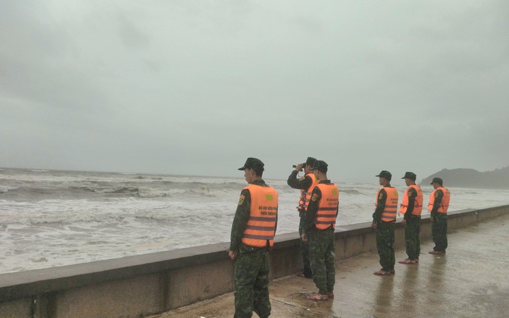 Cứu hộ hai ngư dân trôi dạt trên biển