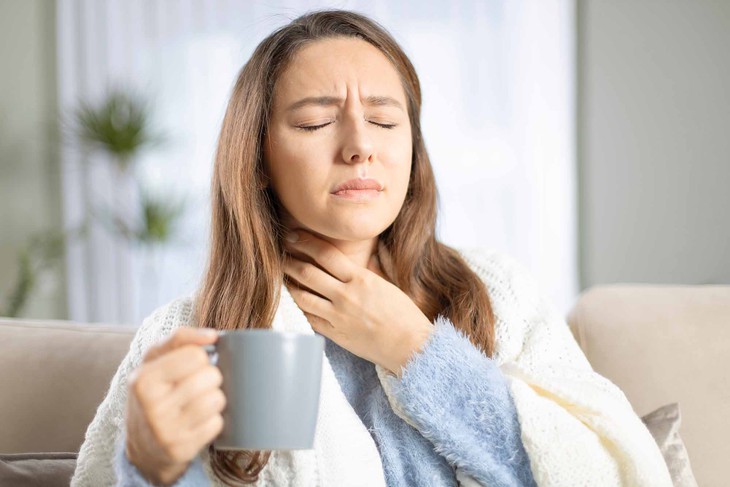 Đau họng do thay đổi thời tiết, ăn gì để nhanh khỏi?- Ảnh 1.