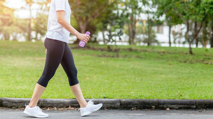 Đau khớp gối có nên đi bộ không?- Ảnh 1.