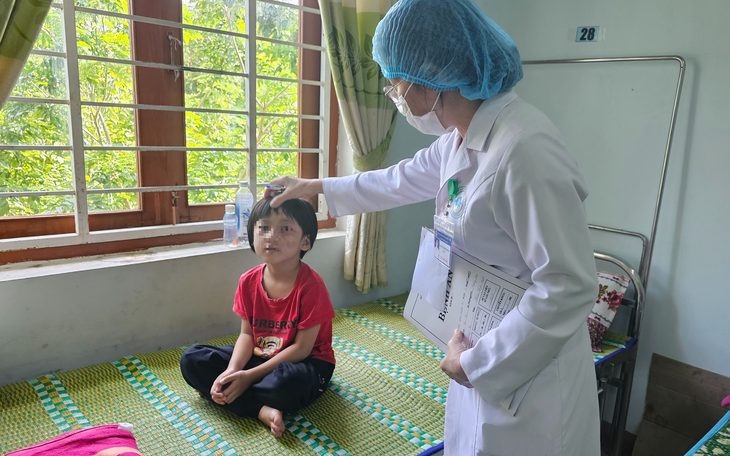 Làm gì khi bị viêm da do kiến ba khoang?